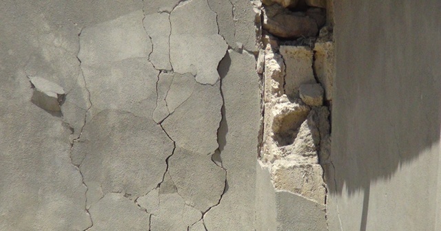 Şanlıurfa depreminde bazı evler hasar gördü