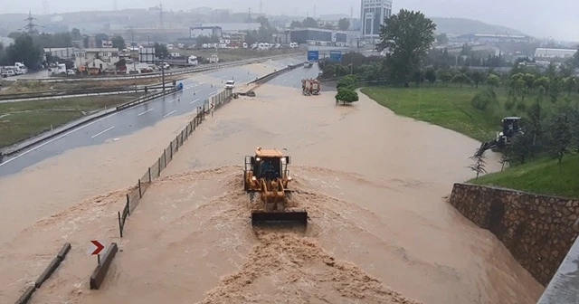 Sel sularının vurduğu Kocaeli'de D-100 kara yolu çift yönlü trafiğe kapandı
