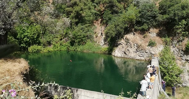Serinlemek için gölete giren genç boğuldu