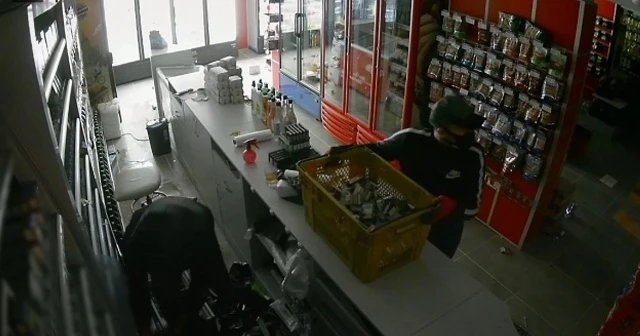 Silivri'de hırsızlar bir marketi 3 dakikada talan ettiği anlar kamerada