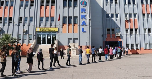 Sosyal mesafeli YKS sınavı başladı