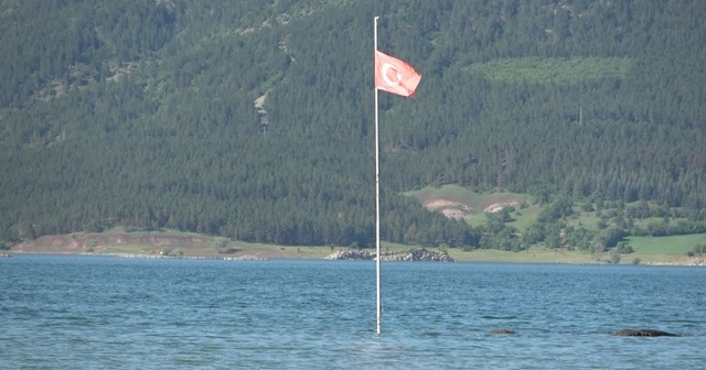 Suyun üzerinde duran Türk Bayrağı görenleri şaşırtıyor