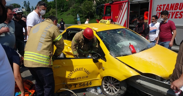 Taksi ok gibi bariyere saplandı kadın yolcu araçta sıkıştı