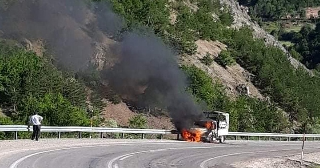 Talihsiz sürücü çaresizce kamyonetinin yanışını izledi