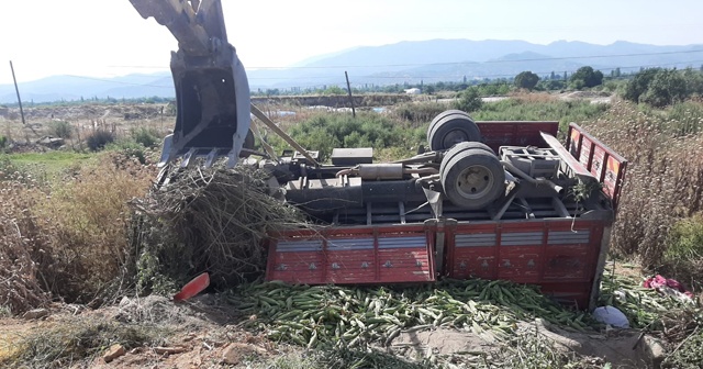 Tarım işçilerini taşıyan kamyonet devrildi: 2 ölü, 8 yaralı