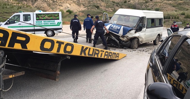 Tarım işçilerini taşıyan minibüs otomobil ile çarpıştı: 8 yaralı, 2 ölü