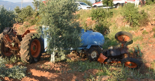 Tarlasına su taşıyan çiftçi traktör kazasında öldü