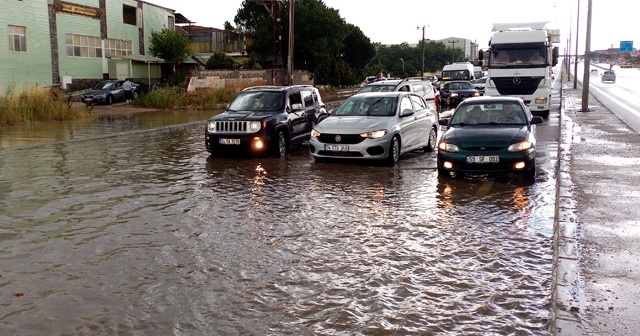 Tekirdağ’da sağanakta araçlar suya gömüldü