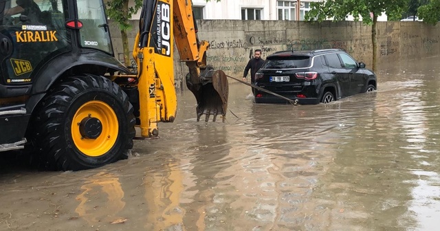 Tekirdağ’da şiddetli yağış araçlar suya gömüldü