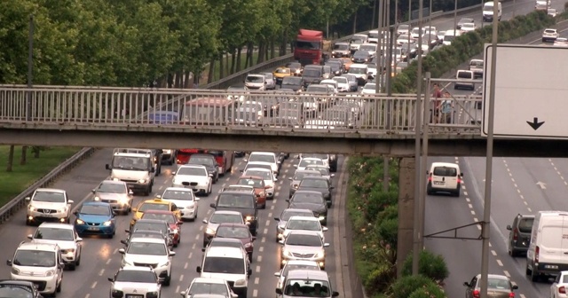 TEM Otoyolu üzerindeki intihar girişimi trafiği felç etti