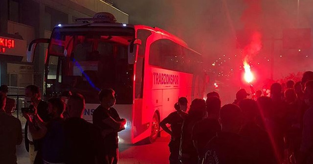 Trabzonspor taraftarı, takımı meşale şovla stadyuma uğurlayacak