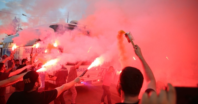 Trabzonspor&#039;u, taraftarlar İstanbul&#039;a uğurladı