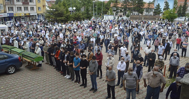 Trafik kazasında hayatlarını kaybeden 6 kişiden 3&#039;ü toprağa verildi