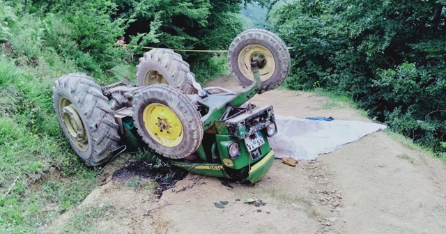Traktör kazasında baba hayatını kaybetti, 2 kızı yaralandı