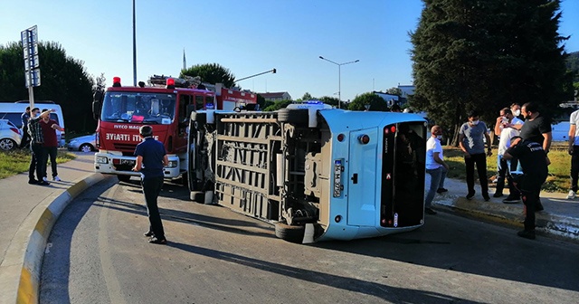 Tuzla&#039;da otomobil dolmuşa çarptı: 4 yaralı