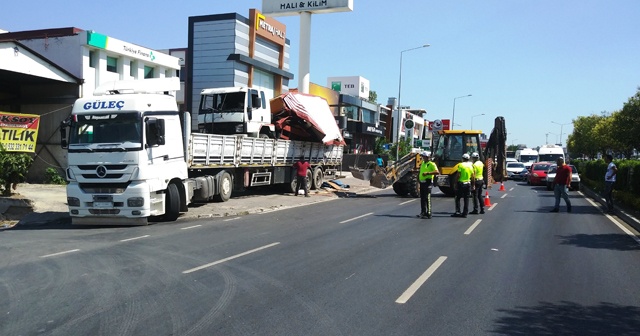 Üst geçidin yüksekliğini hesaplayamadı, trafiği felç etti