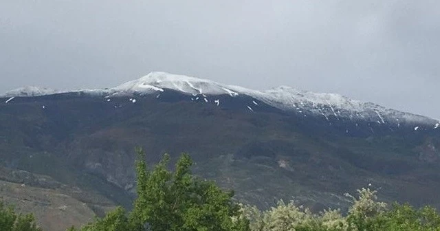 Yağan dolu dağın zirvesini beyaza bürüdü