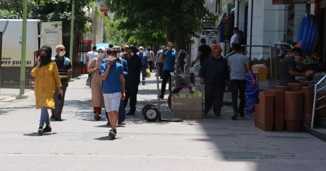 Yasağa rağmen vatandaşların çoğu maskesiz dolaşıyor