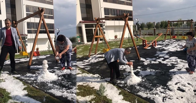 Yaz ortasında kardan adam yapıp kartopu oynadılar