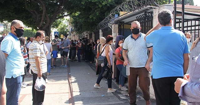 YKS’de veliler sosyal mesafe kurallarını hiçe saydı