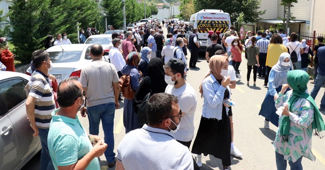 YKS heyecanı, aileler okul kapılarına doluşunca tehlikeye dönüştü