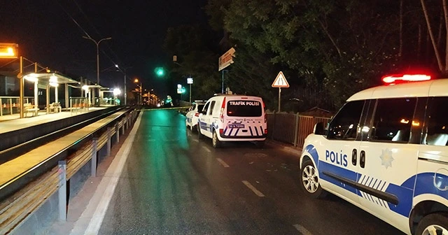 Yolda yürüyen adama çarptıktan sonra aracı bırakıp kaçtılar