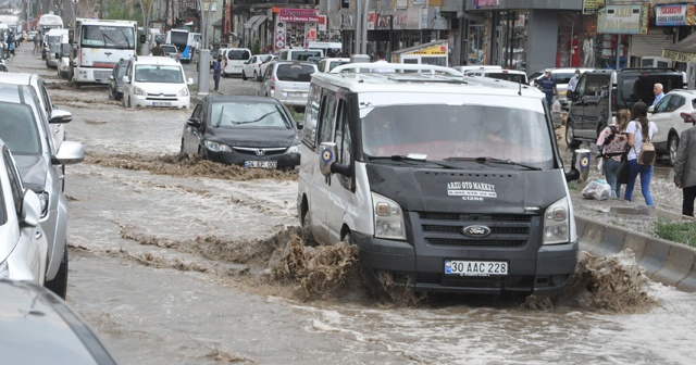 Yüksekova&#039;da aniden bastıran yağmur caddeleri gölete çevirdi