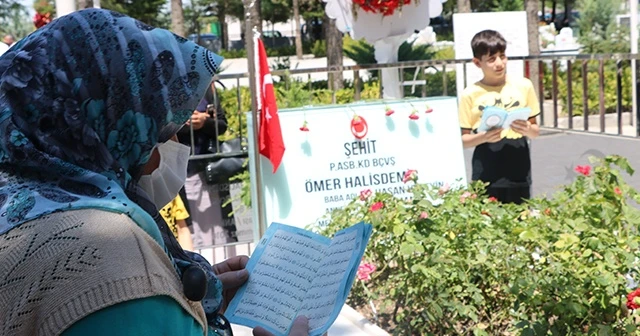 15 Temmuz kahramanı şehit Halisdemir&#039;in kabrinde ziyaretçi yoğunluğu