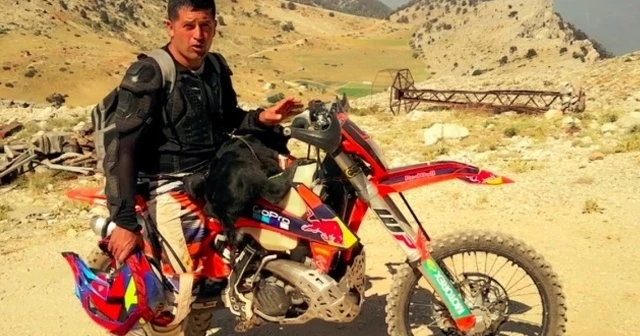 3 bin metre rakımda bulduğu yeni doğmuş buzağıyı 1.5 saat motor üzerinde taşıdı