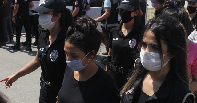 450 bin liralık borç kağıdını yutmaya çalışıp kadın polisin parmağını ısırdı