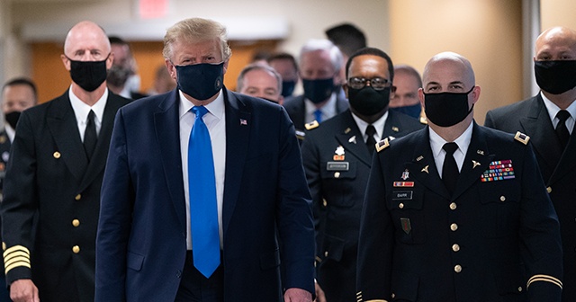 ABD Başkanı Trump ilk kez maskeli görüntülendi