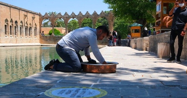 Adana’dan gelip Balıklıgöl’de çiğköfte yoğurdu