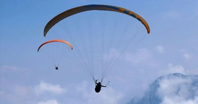 Adrenalin tutkunlarının 'maskeli' uçuş keyfi
