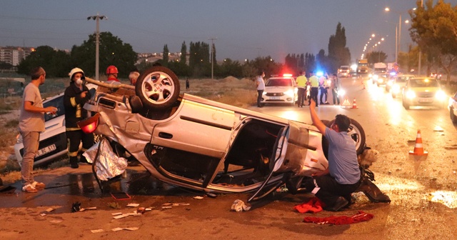 Ağaçlara çarpan otomobil yol ortasına devrildi: 2 yaralı