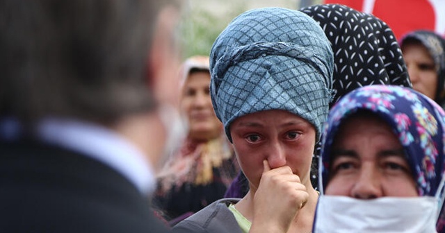 Aksaray Valisi Aydoğdu&#039;nun &#039;okuyacaksın&#039; sözü okulunu bırakmak zorunda kalan Ayşenur&#039;u gözyaşlarına boğdu