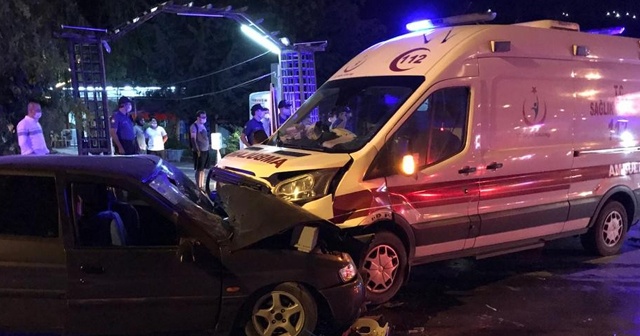 Ambulans ile otomobil çarpıştı: 1 ölü, 6 yaralı