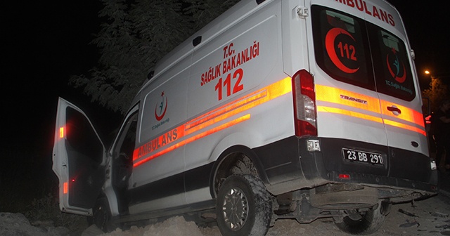 Ambulans ile pikap çarpıştı