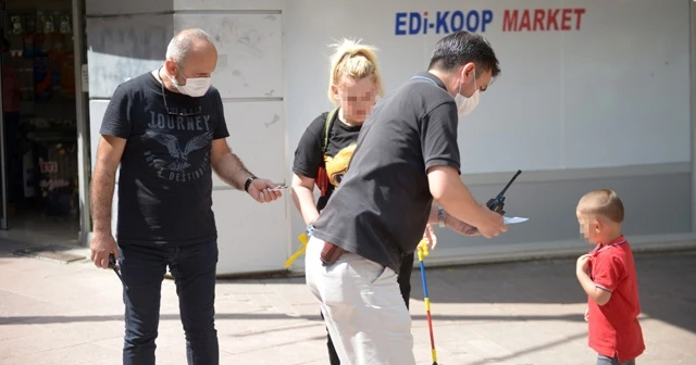 Annesinin sokak ortasında dövdüğü çocuğun imdadına vatandaşlar koştu