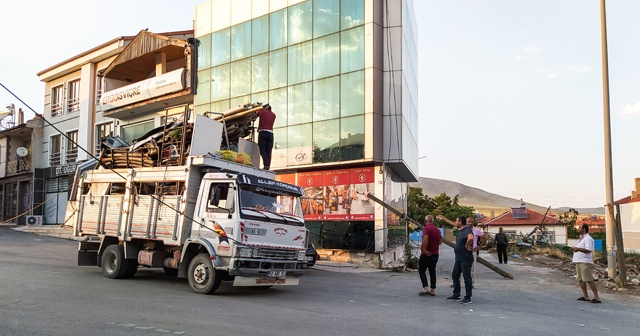 Aşırı yük taşıyan kamyonet telefon direğini devirdi