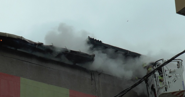 Ataşehir&#039;de korkutan çatı yangını