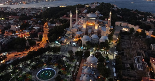 Ayasofya Camii akşam namazında doldu taştı