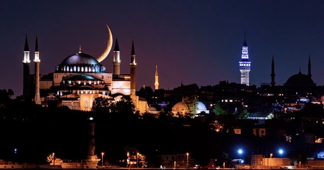 Ayasofya Camii ile hilalin buluştuğu kareler mest etti