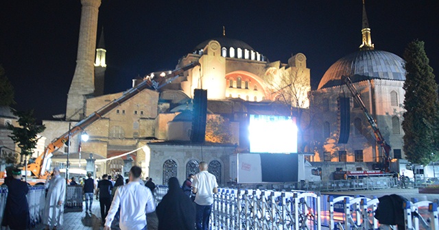 Ayasofya Camii&#039;nde ziyaretçi yoğunluğu gece de devam ediyor