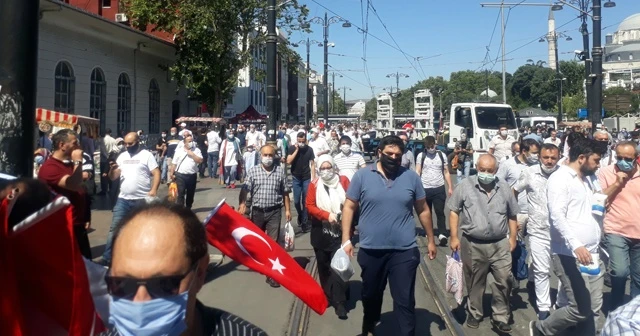Ayasofya Camii’nin önünde vatandaşlar bayram coşkusu yaşıyor
