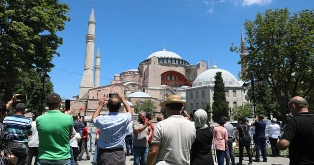 Ayasofya Camisi'ne yerli ve yabancı turistler yoğun ilgi gösteriyor