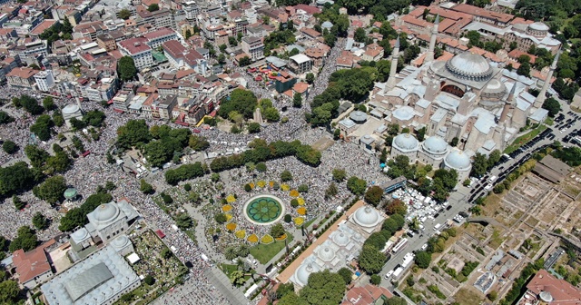 Ayasofya çevresinde saf tutan cemaat havadan görüntülendi