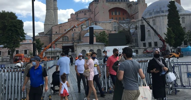 Ayasofya’da yerli ve yabancı turist yoğunluğu