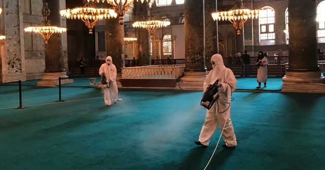 Ayasofya-i Kebir Cami-i Şerifi namaz öncesi dezenfektan ve gül suyu ile temizlendi