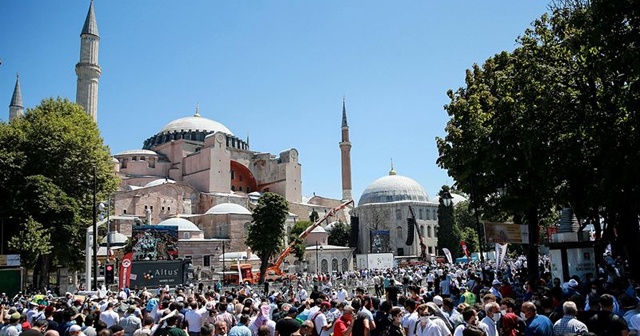 Ayasofya-i Kebir Cami-i Şerifi&#039;nde 86 yıl sonra ilk cuma namazı