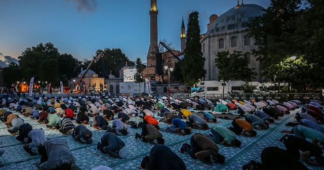 Ayasofya-i Kebir Cami-i Şerifi&#039;nde akşam ve yatsı namazı kılındı